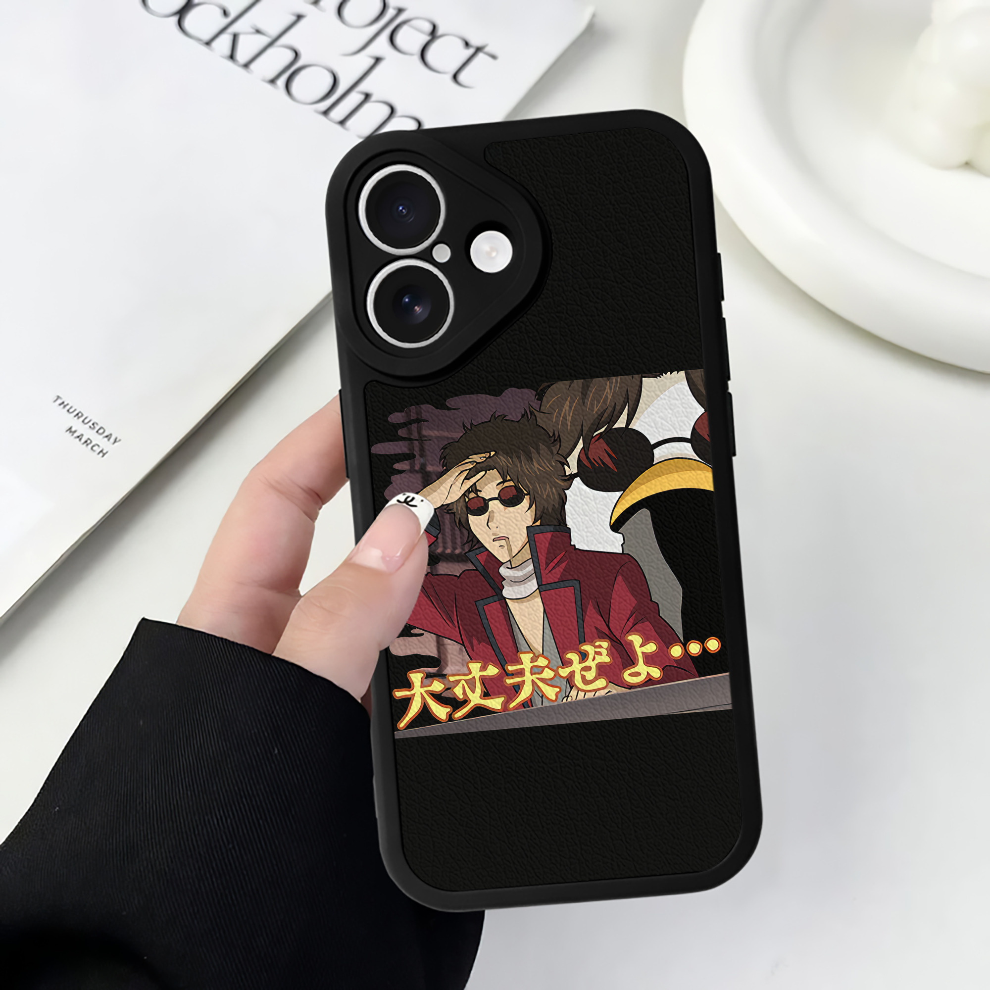 （画像用） ぎんたま 坂田銀時（さかたぎんとき） 神楽 志村新八（しむら しんぱち） GINTAMA Sakata Gintoki Kagura Shimura Shinpachi 【iPhone 16シリーズ対応】シリコンスマホケース（レザー調） 材質：シリコン